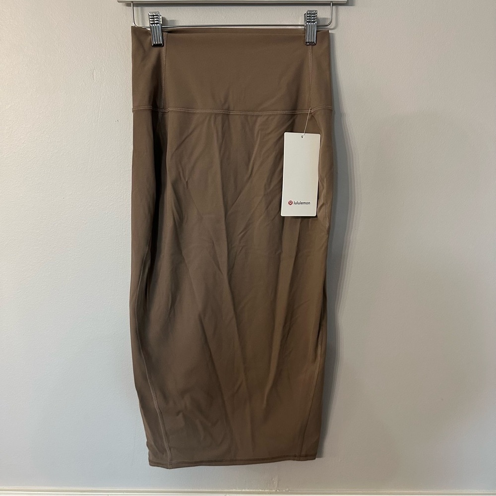 Lululemon Women’s Nulu Slim-Fit HR Skirt in Taupe/Brown with back Slit Sz 6 NWT - Picture 2 of 8